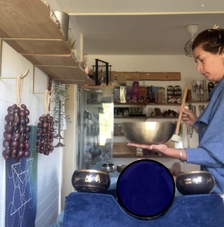 Sandrine Menu, thérapeute énergétique à Sint Pieters Leeuw, effectue un soin énergétique aux bols tibétains