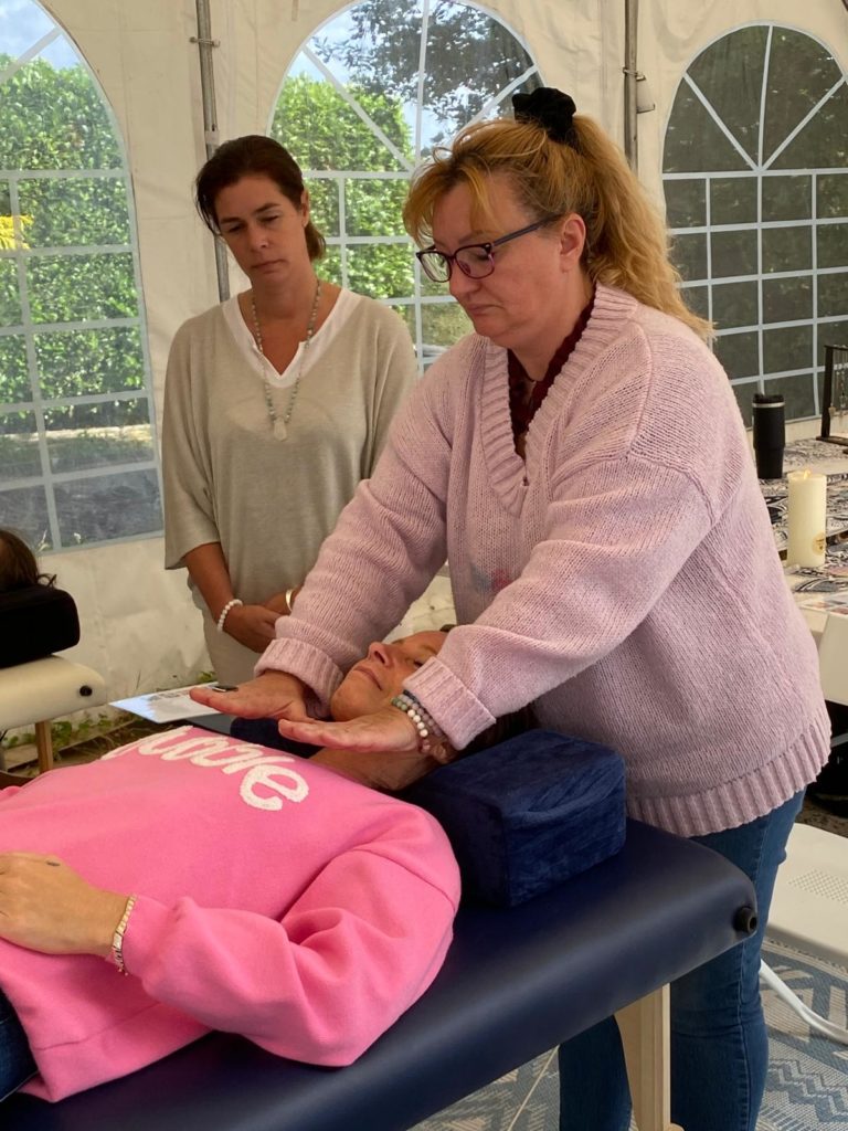 Sandrine Menu supervise une élève pendant un soin énergétique pratique