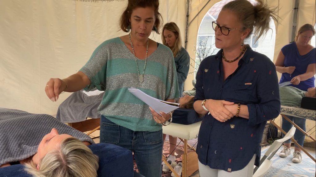 Sandrine Menu formatrice et thérapeute énergétique transmet son expérience à ses élèves